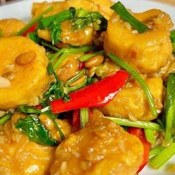 ข้าวราดเต้าหู้ไข่ผัดขึ้นช่าย