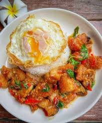 กระเพราหมูกรอบไข่ดาว