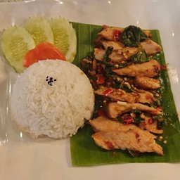 ข้าวกะเพรา คอหมูย่าง ซูวี (70 กรัม)