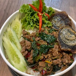 ข้าวกะเพราหมูสับไข่เยี่ยวม้า