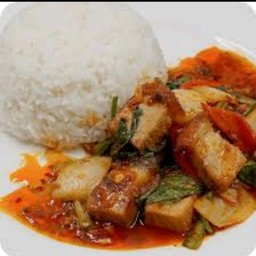 หมูกรอบผัดพริกเผา ราดข้าว