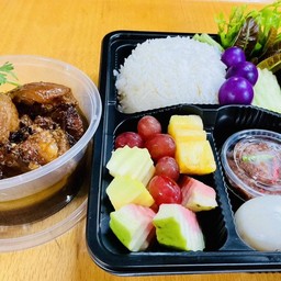 ข้าวหมูฮ้อง+น้ำพริกกะปิ+ไข่ต้ม+ผักสด+ผลไม้