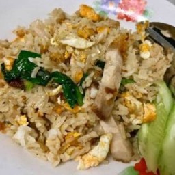 ข้าวผัดหมูกรอบ