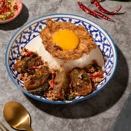 กะเพราคั่วแห้งไก่สับไข่เยี่ยวม้า  Stir-fried Minced Chicken with Kapao & Century Egg