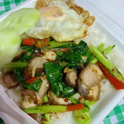 ผัดคะน้าหมูกรอบ