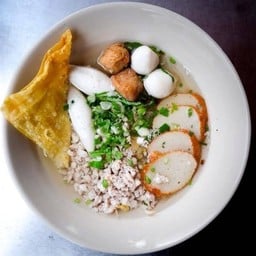 หนุ่ม ก๋วยเตี๋ยวลูกชิ้นปลา ดอยติ