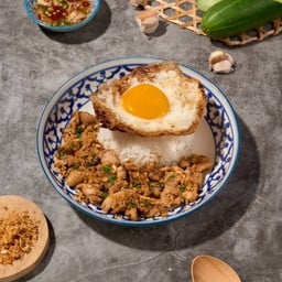 ไก่นุ่มผัดกระเทียมคั่วแห้ง Stir-fried Tender Chicken with Garlic (Dry Style)