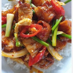 ข้าวพริกเผาหมูกรอบ