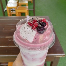 มิกซ์เบอร์รี่ มะพร้าว เมล็ดเชีย สมูทตี้โยเกิร์ต