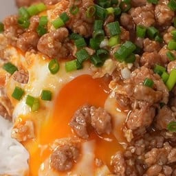 ข้าวหน้าคั่วสุกี้หมูสับไข่2ฟอง