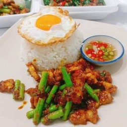 ข้าวผัดพริกแกงหมูกรอบ
