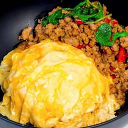 กระเพราหมูสับไข่ข้น