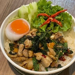 ข้าวกะเพราไก่ชิ้นไข่ตาหวาน