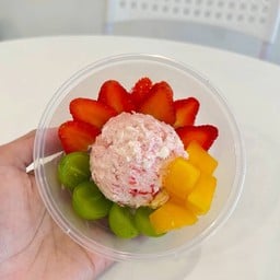 กรีกโยเกิร์ตรสแยมสตอเบอรี่ไซส์ S จัดให้ สตอเบอรี่มะม่วงองุ่นเขียว