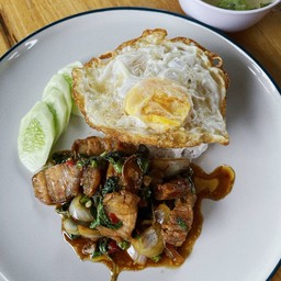 กระเพราหมูกรอบ