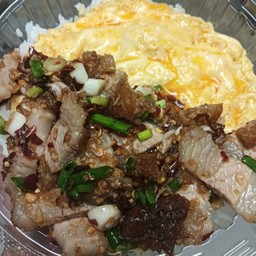 ไข่ข้นหมูกรอบผัดพริกเกลือ