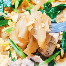 เส้นใหญ่ผัดซีอิ๊ว ใจฟู(ร้านได้ 40 บาท)