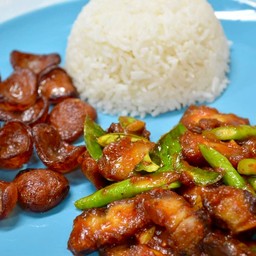 ข้าวผัดพริกแกงหมูกรอบ + กุนเชียงทอด
