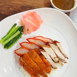 ข้าวรวมมิตร(เป็ดย่าง+หมูเเดง+หมูกรอบ)