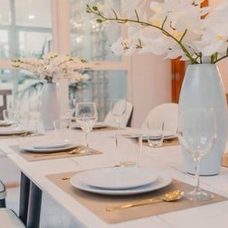 ห้องอาหารสไตล์ Glass House