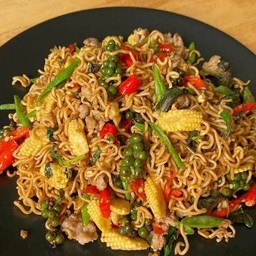 มาม่าผัดขี้เมาหมูสับ