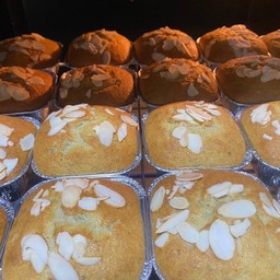 เค้กกล้วยลูกใหญ่ 4 ลูก ต่อกล่อง