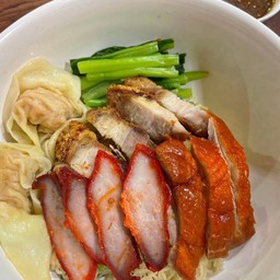 ก๋วยเตี๋ยว-เกี๊ยวกุ้ง-รวมมิตร(เป็ดย่าง+หมูเเดง+หมูกรอบ)