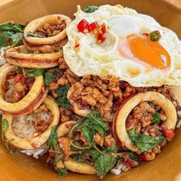 ข้าวกะเพราปลาหมึก+หมูสับ+ไข่ดาวอิ่มคุ้มจุใจ