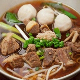 ก๋วยเตี๋ยวเรือ เส้นหมี่ ลูกชิ้น เนื้อเปื๋อย