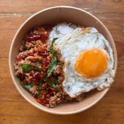 กระเพราหมูสับราดข้าว(ไม่รวมไข่ดาว)