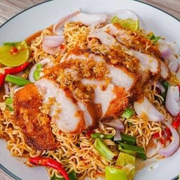 ยำมาม่าคอหมูทอด