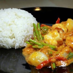 ข้าวราดผัดผงกะหรี่กุ้งสดไข่เยิ้ม