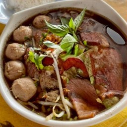 พิเศษ ก๋วยเตี๋ยวเรือ เส้นหมี่ ลูกชิ้น เนื้อเปื่อย พิเศษ