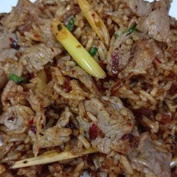 ข้าวผัดต้มยำเนื้อสไลด์