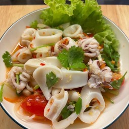 ยำปลาหมึกลวก