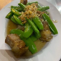 ถั่วลันเตาหมูกรอบ