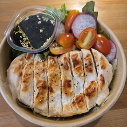 อกไก่ย่างสูตรคลีน (เสริฟพร้อมผักสลัด)