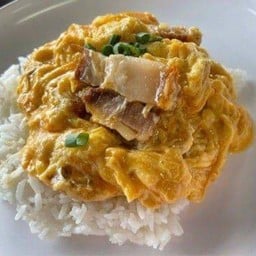ข้าวไข่ข้นหน้าหมูกรอบ