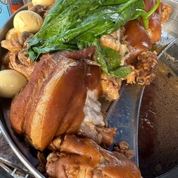 ข้าวขาหมูใบบัว ข้างเซเว่นทางเข้าวัดบางปลาหมอ