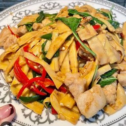 หมูผัดหน่อไม้+โหระพา ราดข้าว