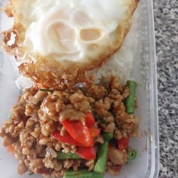 ข้าว หมูสับผัดพริกแกง