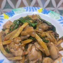 ไก่ผัดหน่อไม้ ราดข้าว🐔