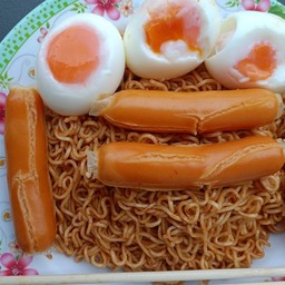 มาม่าหอยลาย2ก้อน+ไข่1+ไส่กรอก1