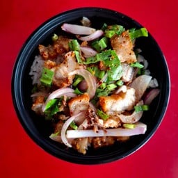 ลาบหมูกรอบราดข้าว