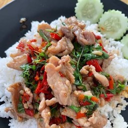ข้าว กะเพราหมูชิ้นผัดพริกแห้ง