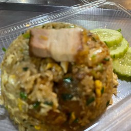 ข้าวผัดหมูกรอบ