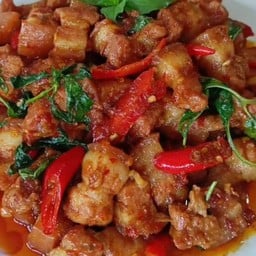 สามชั้นผัดพริกแกงใบโหระพา