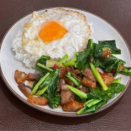 คะน้าหมูกรอบ ไข่ลาวา