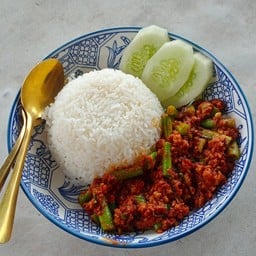 ข้าวผัดพริกแกงหมูสับ