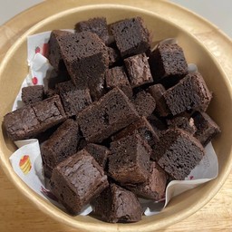 บราวนี่เนื้อหนึบหั่นพอดีคำ แพ้คกล่อง